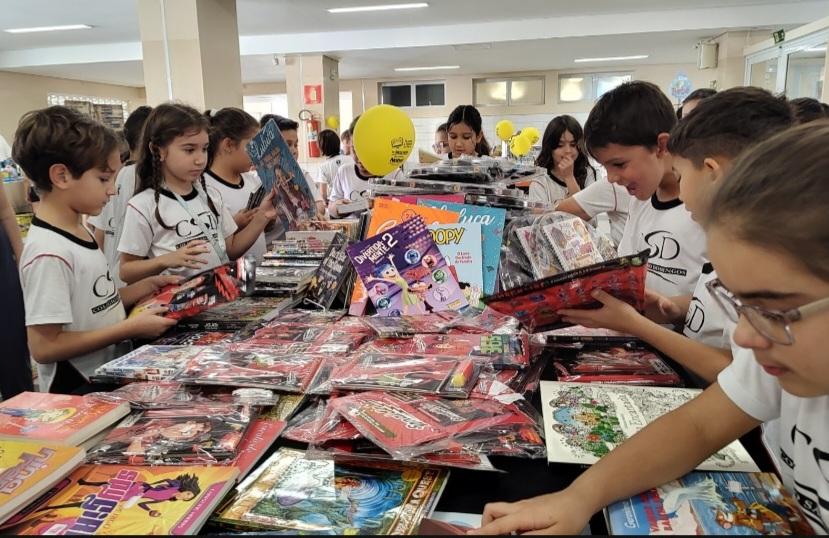 Feira “De Olhos nos Livros” reúne cerca de 3 mil títulos no Colégio São Domingos