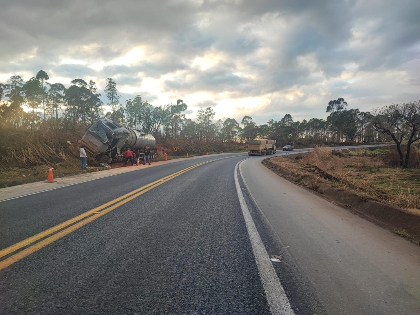 Homem morre em acidente envolvendo carretas na BR-262