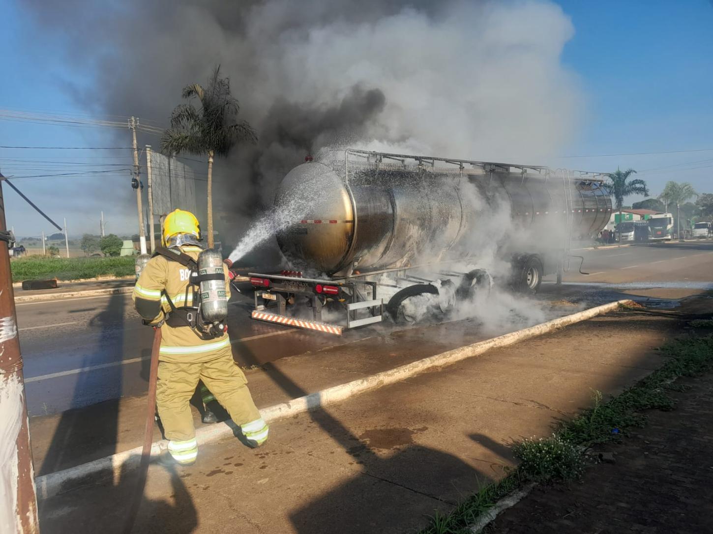 Incêndio atinge carreta com 37 mil litros de leite em Araxá