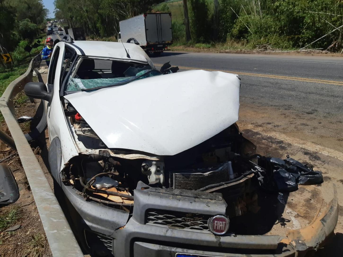 Jovem de 22 anos morre após colisão entre caminhonete e carreta na BR-262