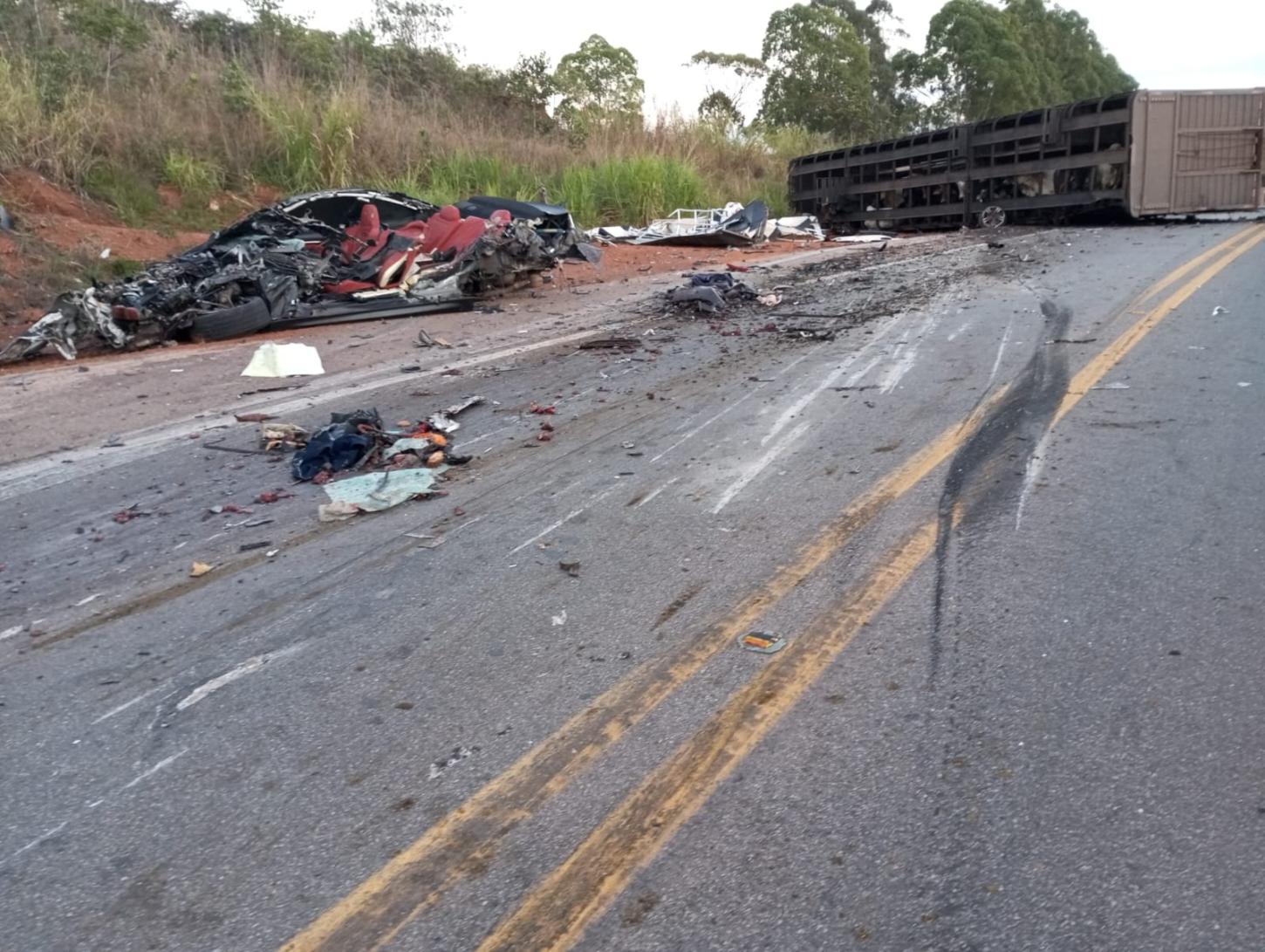 Motorista de guincho morre em acidente com três veículos na BR-262