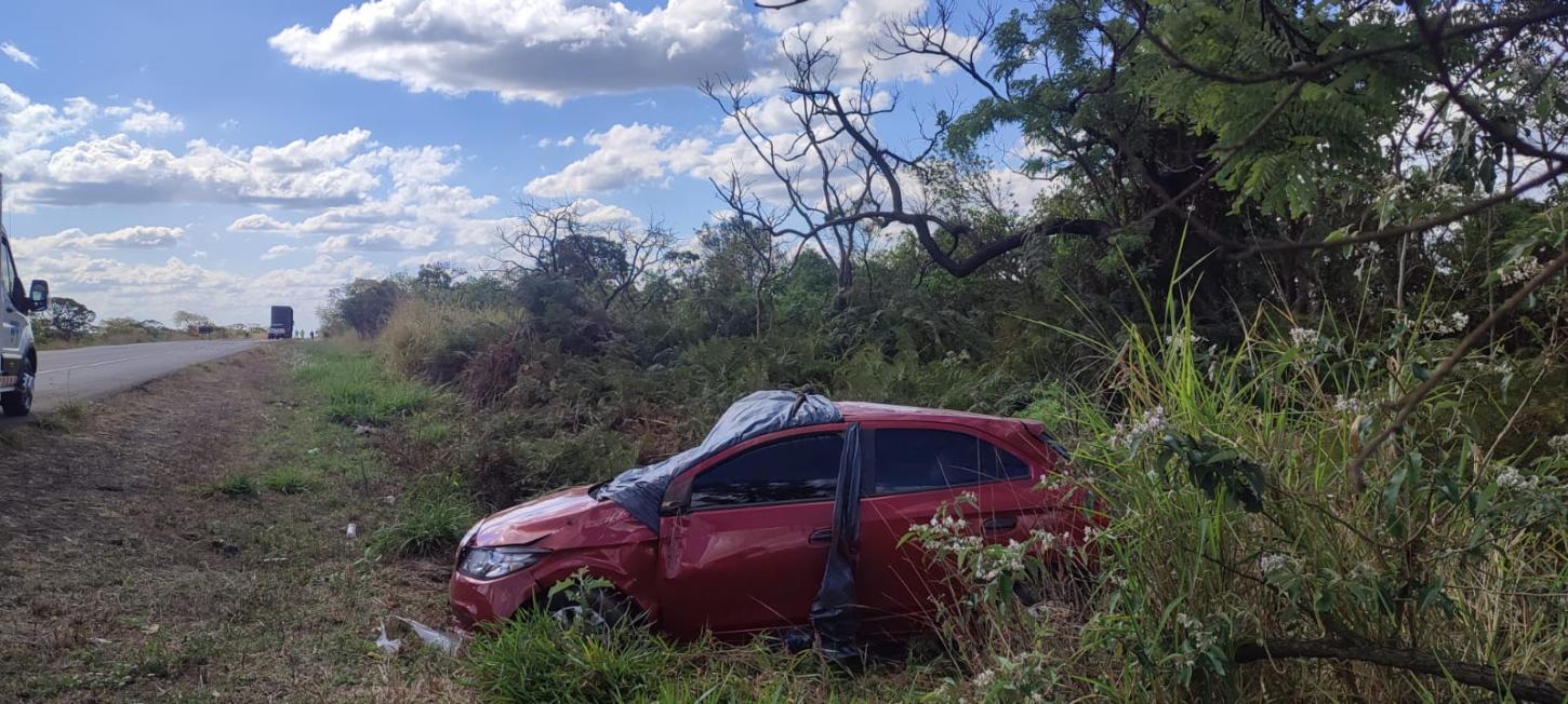 Mulher morre e homem fica ferido em colisão entre carro e carreta na BR-262
