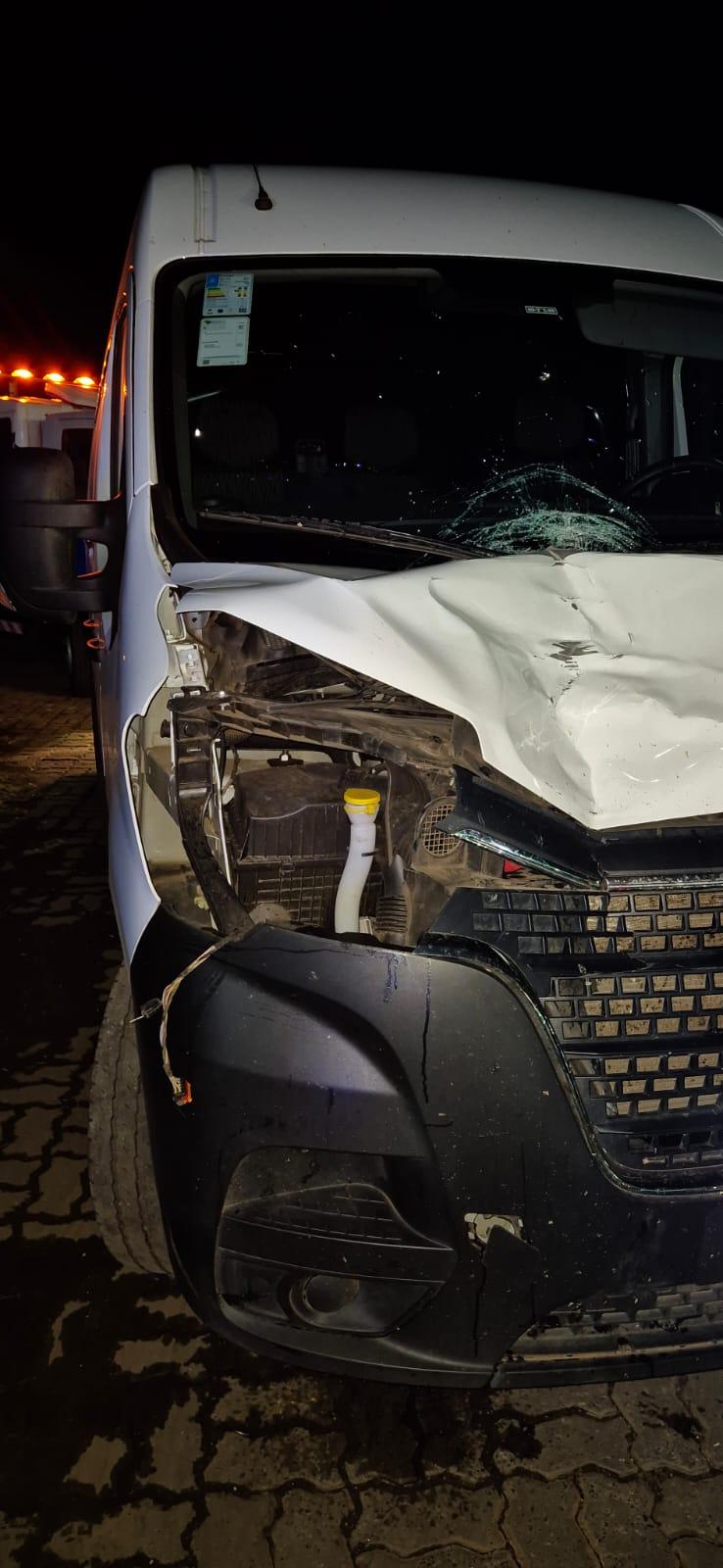 Pedestre sofre ferimentos graves após ser atropelado por van na BR-262