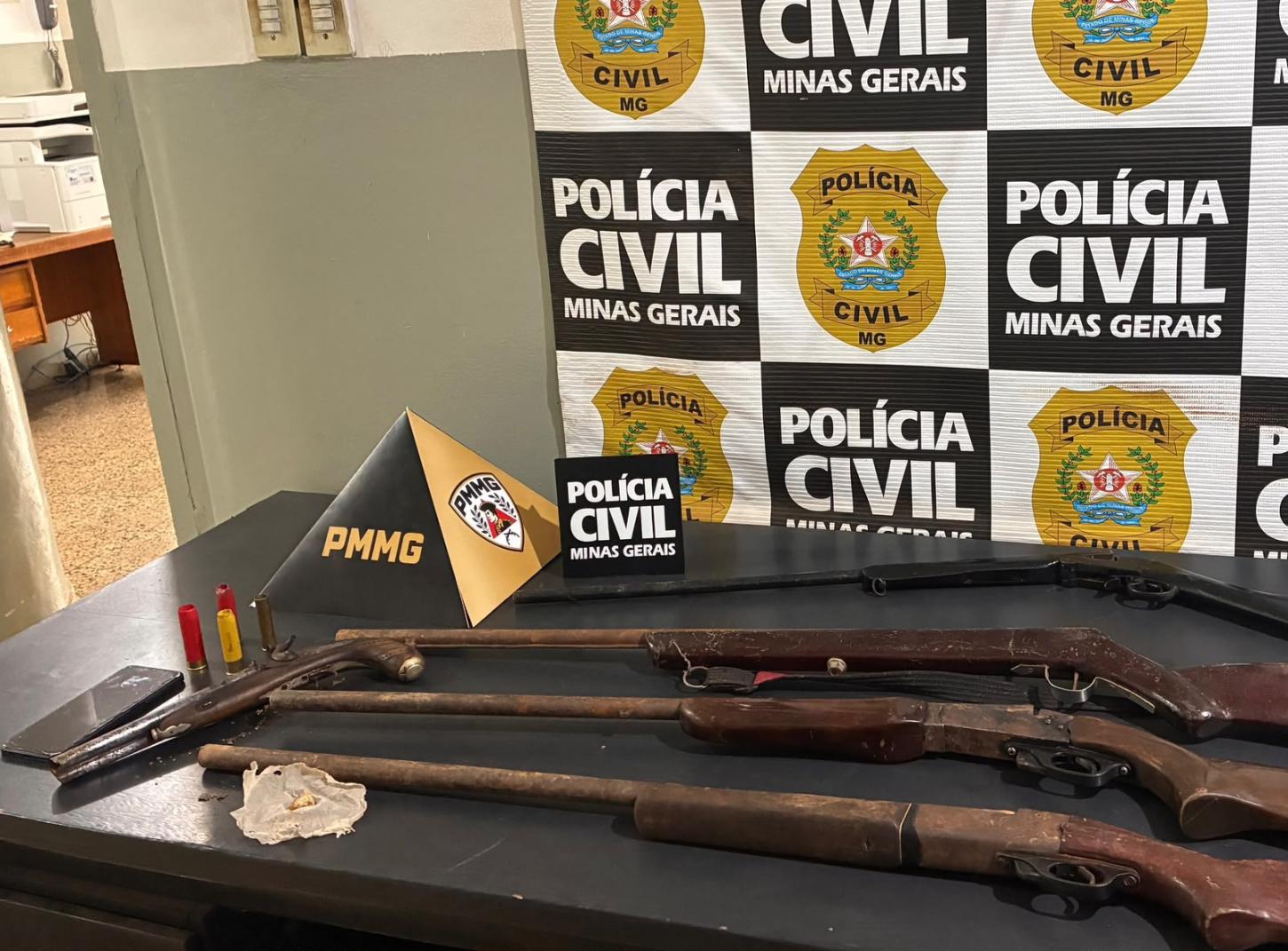 Polícia Civil prende homem por tráfico e apreende cinco armas de fogo