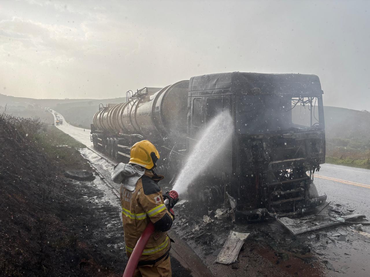 Incêndio foi debelado pelos bombeiros