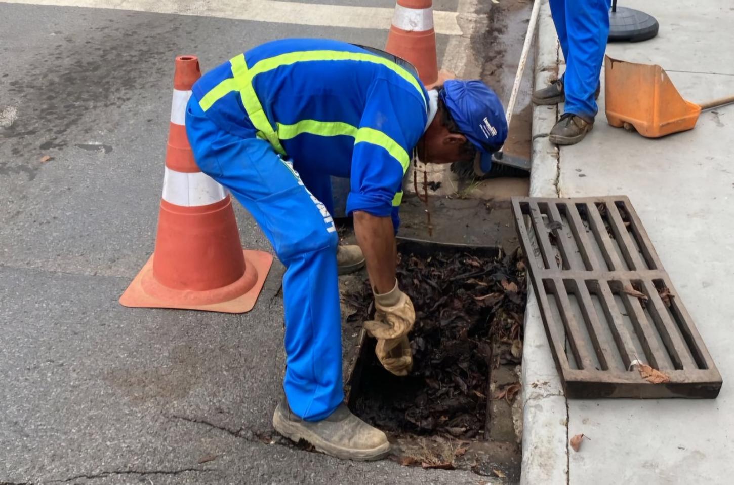 Prefeitura inicia limpeza preventiva de bueiros antes do período chuvoso