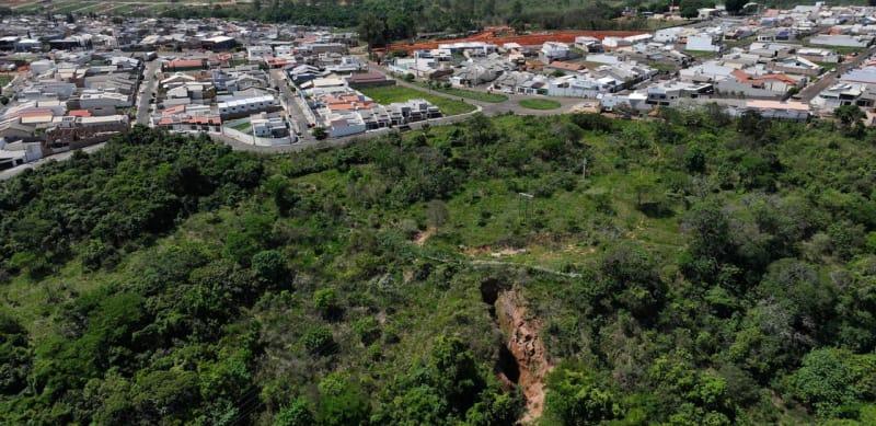 Prefeitura inicia obra de drenagem para conter avanço de erosão no bairro Jardim Europa V
