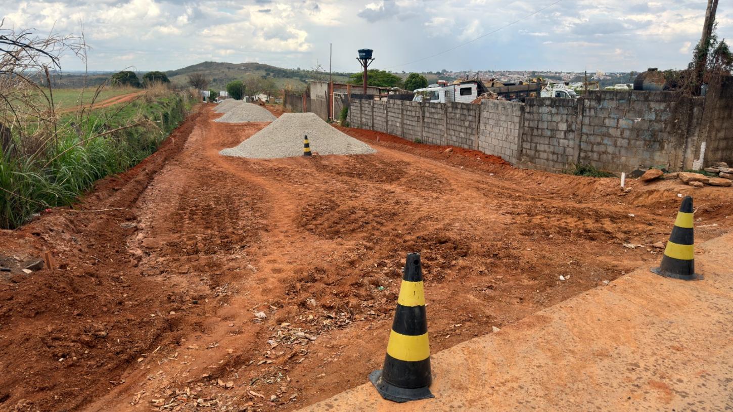 Prefeitura inicia obra de pavimentação da Rua Professora Júlia Hordones no bairro Santa Mônica
