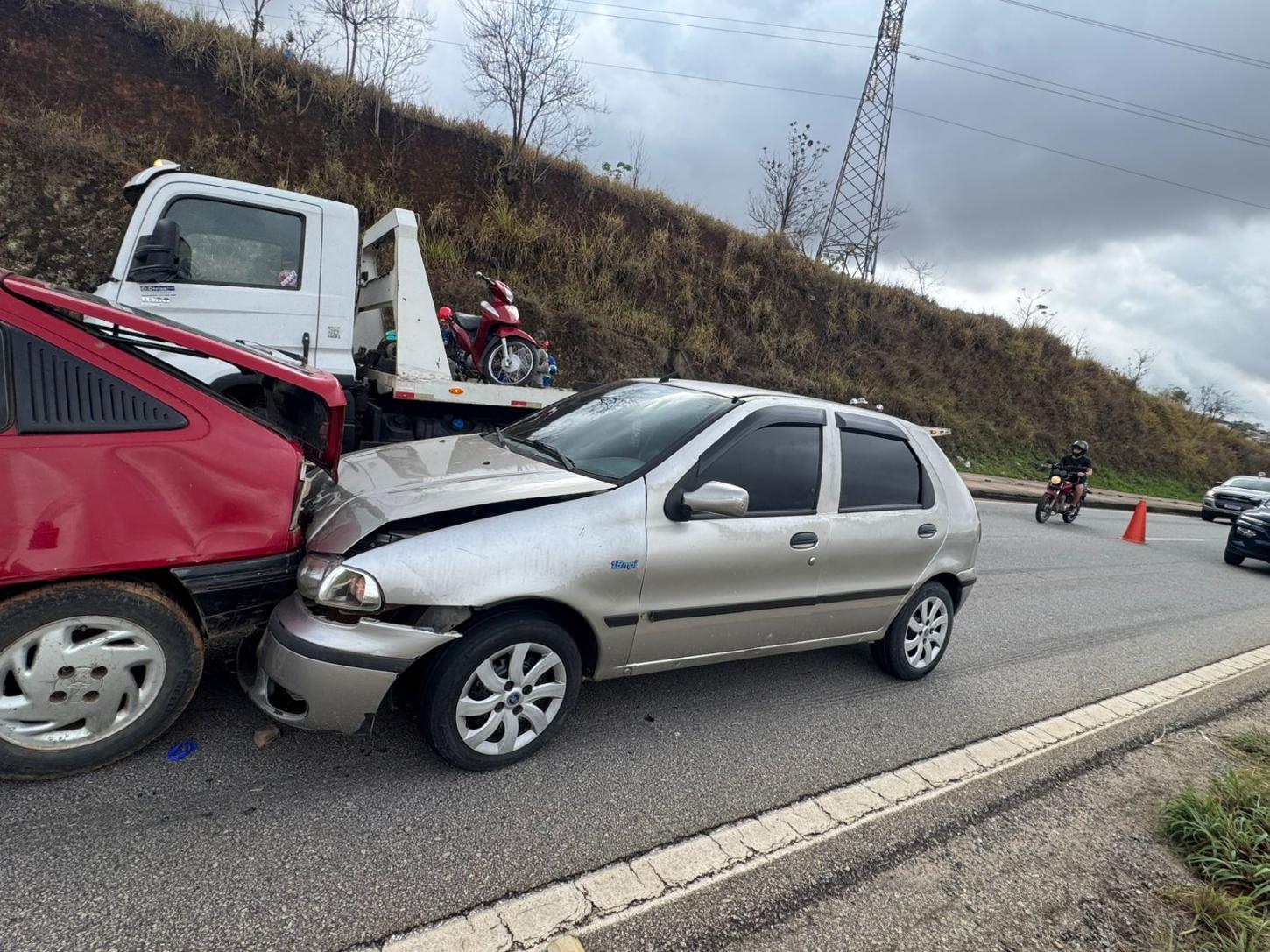 PRF atende engavetamento entre três carros e motocicleta na BR-262