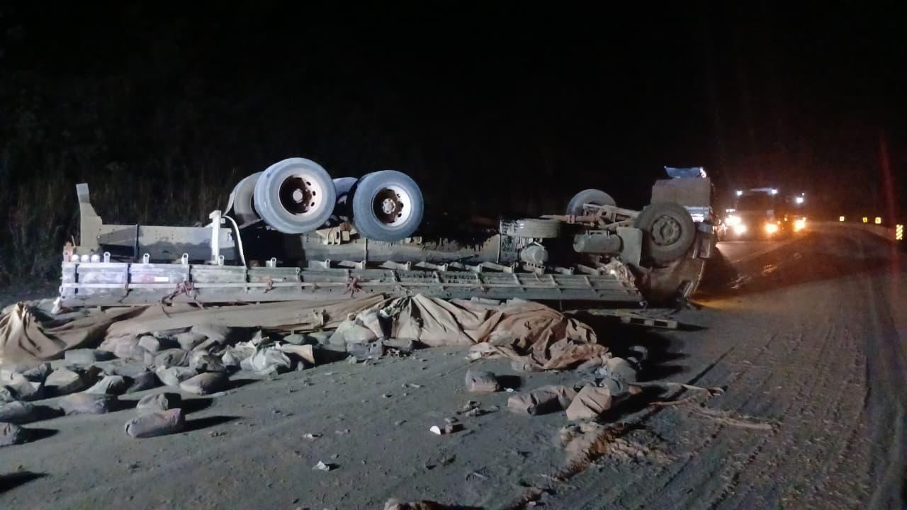 Caminhão carregado com materiais de construção capota na BR-262, em Luz