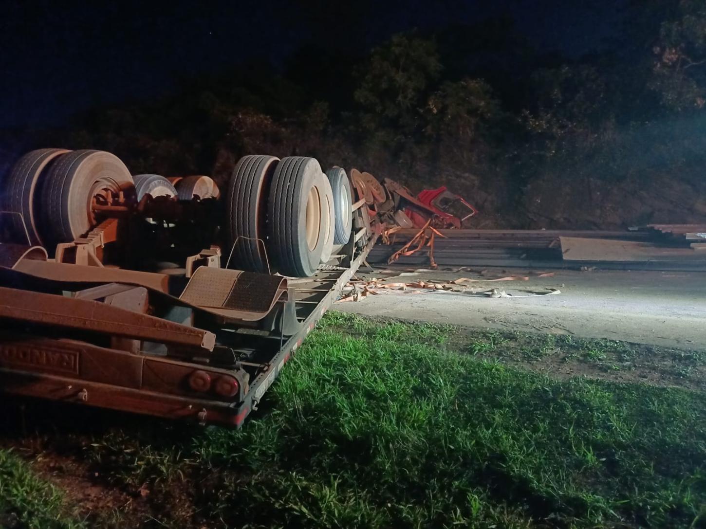 Capotamento de carreta com carga de ferro deixa motorista gravemente ferido na BR-262