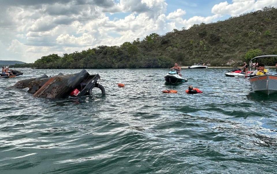 Chalana com 20 ocupantes afunda no Rio Grande