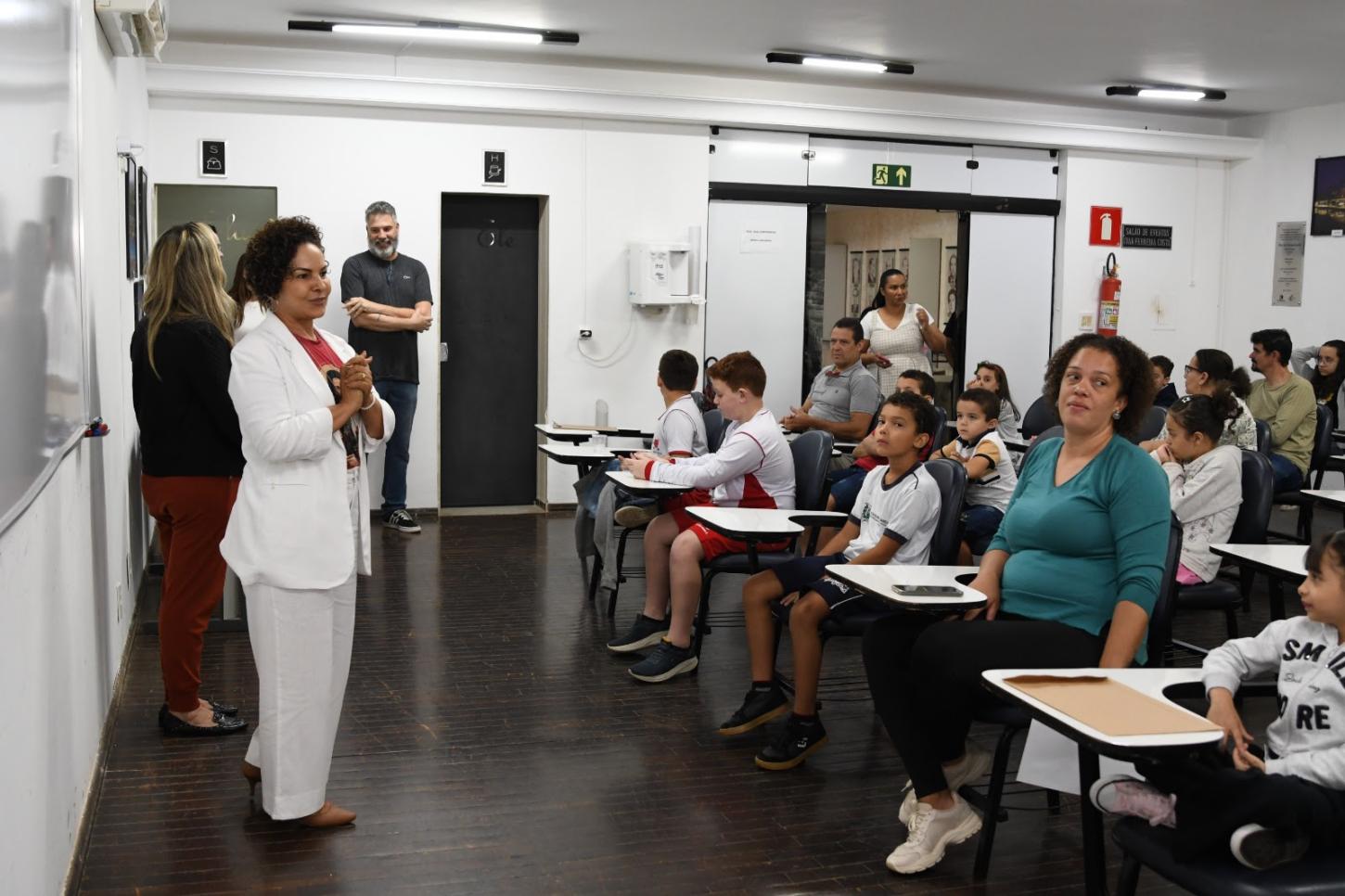 Coleção FestNatal: mais um livro é criado em oficina com   estudantes de Araxá