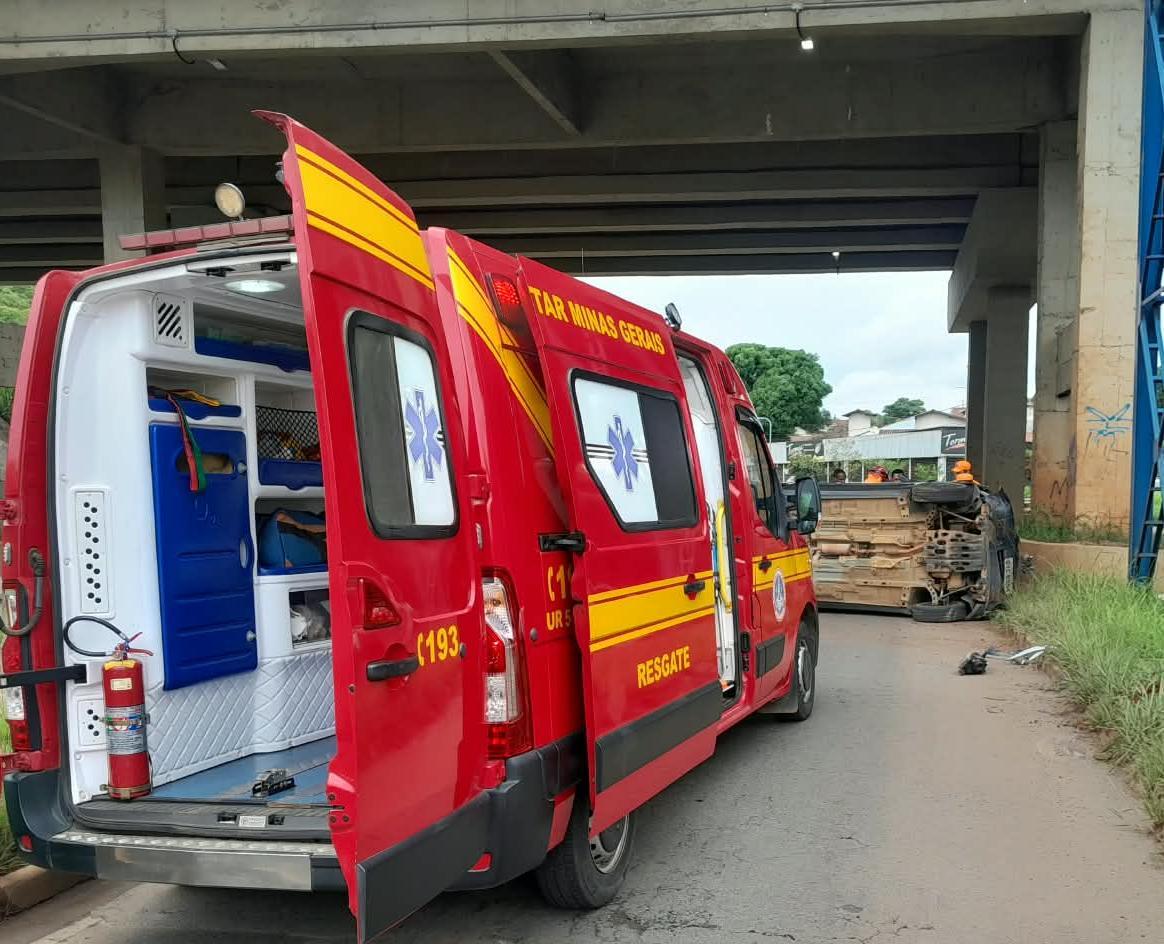 Homem e criança ficam feridos após capotamento na Avenida Dâmaso Drummond, em Araxá