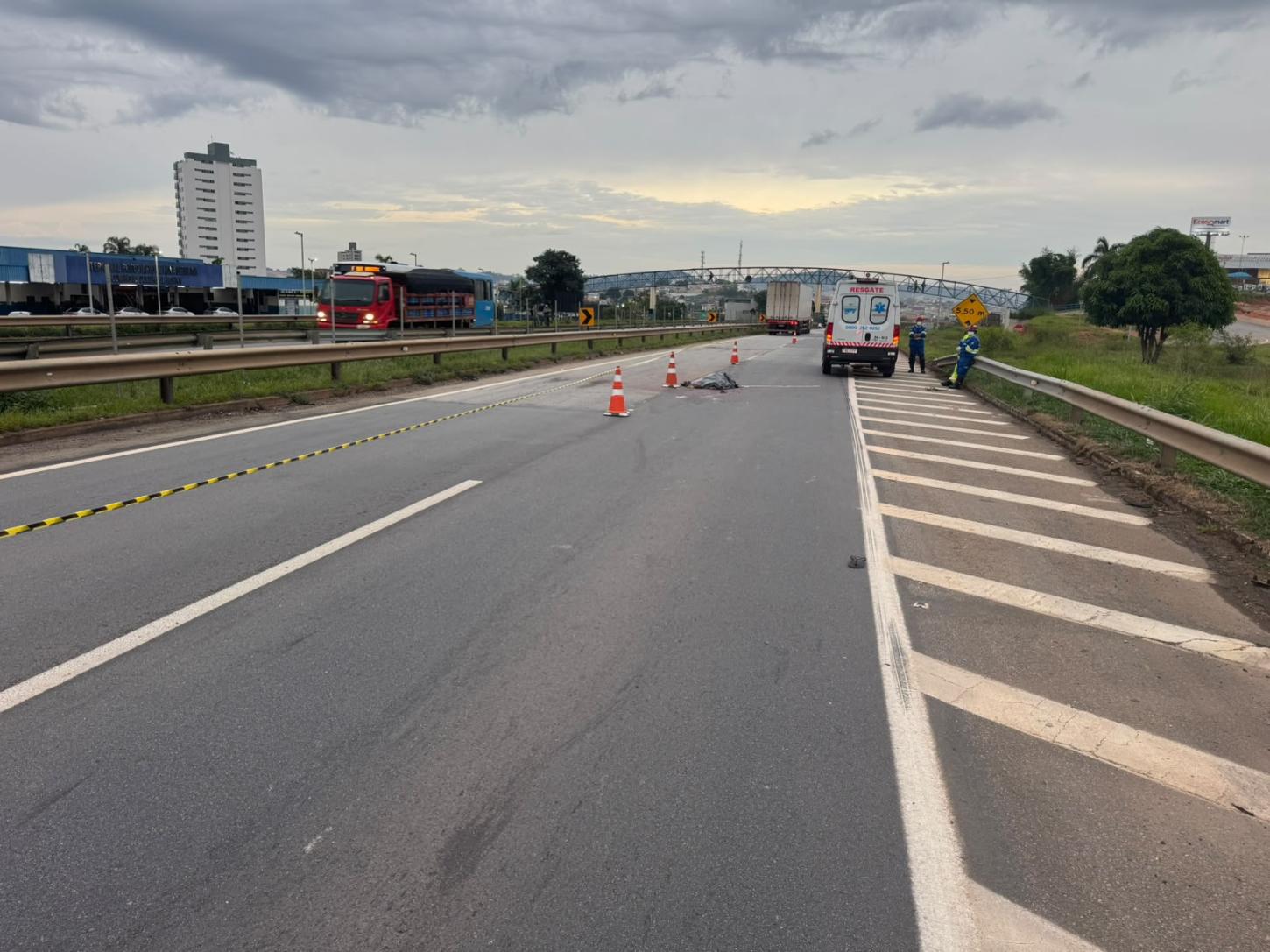Homem morre atropelado na BR-262; motorista foge