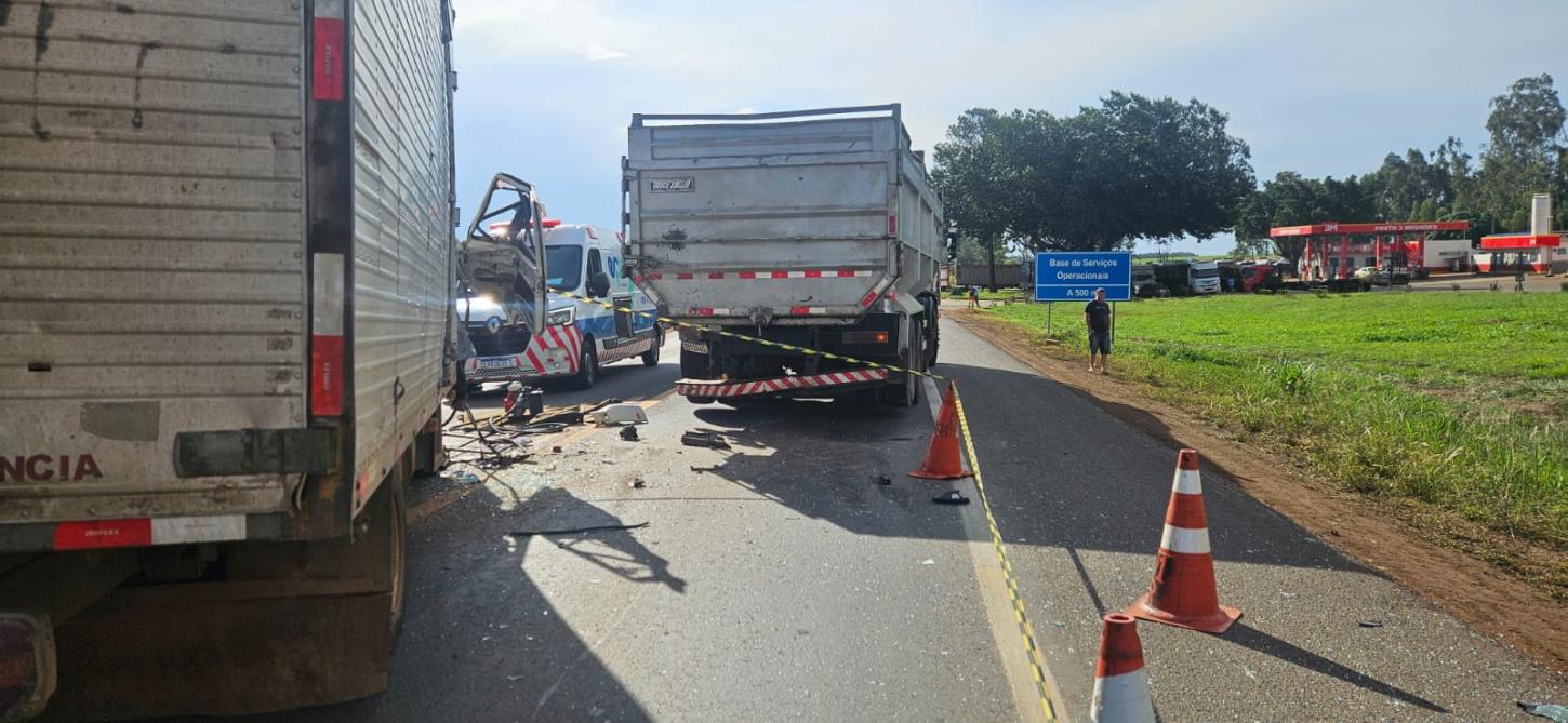 Homem morre e outro fica gravemente ferido após colisão entre caminhões na MGC-452