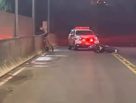 Motociclista fica em estado grave após bater em mureta de viaduto em Araxá