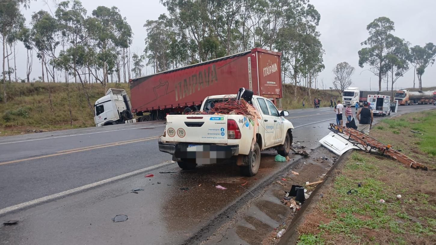 Passageiro morre e motorista fica gravemente ferido após colisão na BR-262