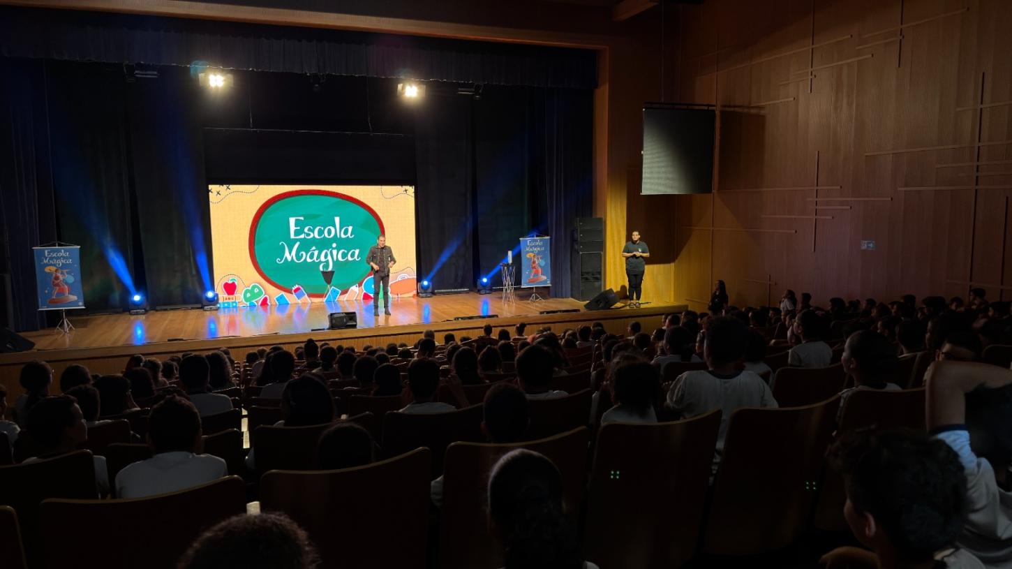 Projeto Escola Mágica reúne mais de mil alunos da Rede Municipal em espetáculo de ilusionismo