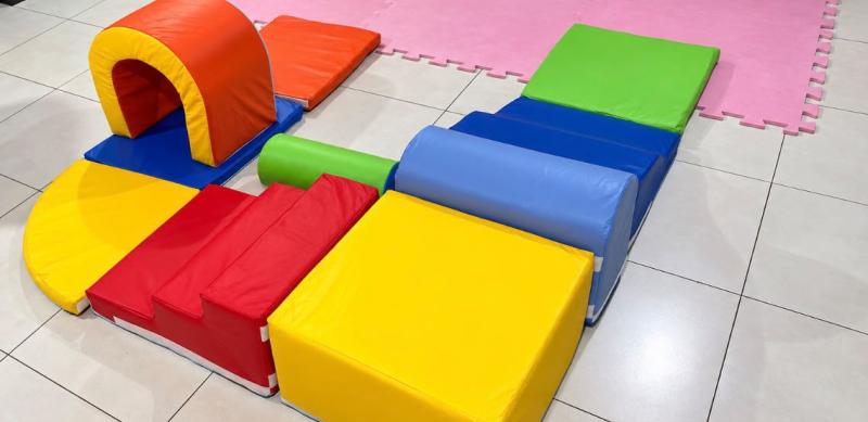 Secretaria de Educação entrega novos mobiliários e brinquedos para escolas e Cemeis de Araxá