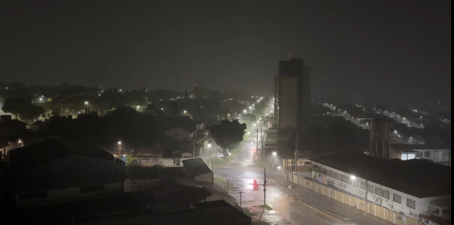 Temporal com ventos fortes atinge Araxá; previsão indica mais chuva nos próximos dias