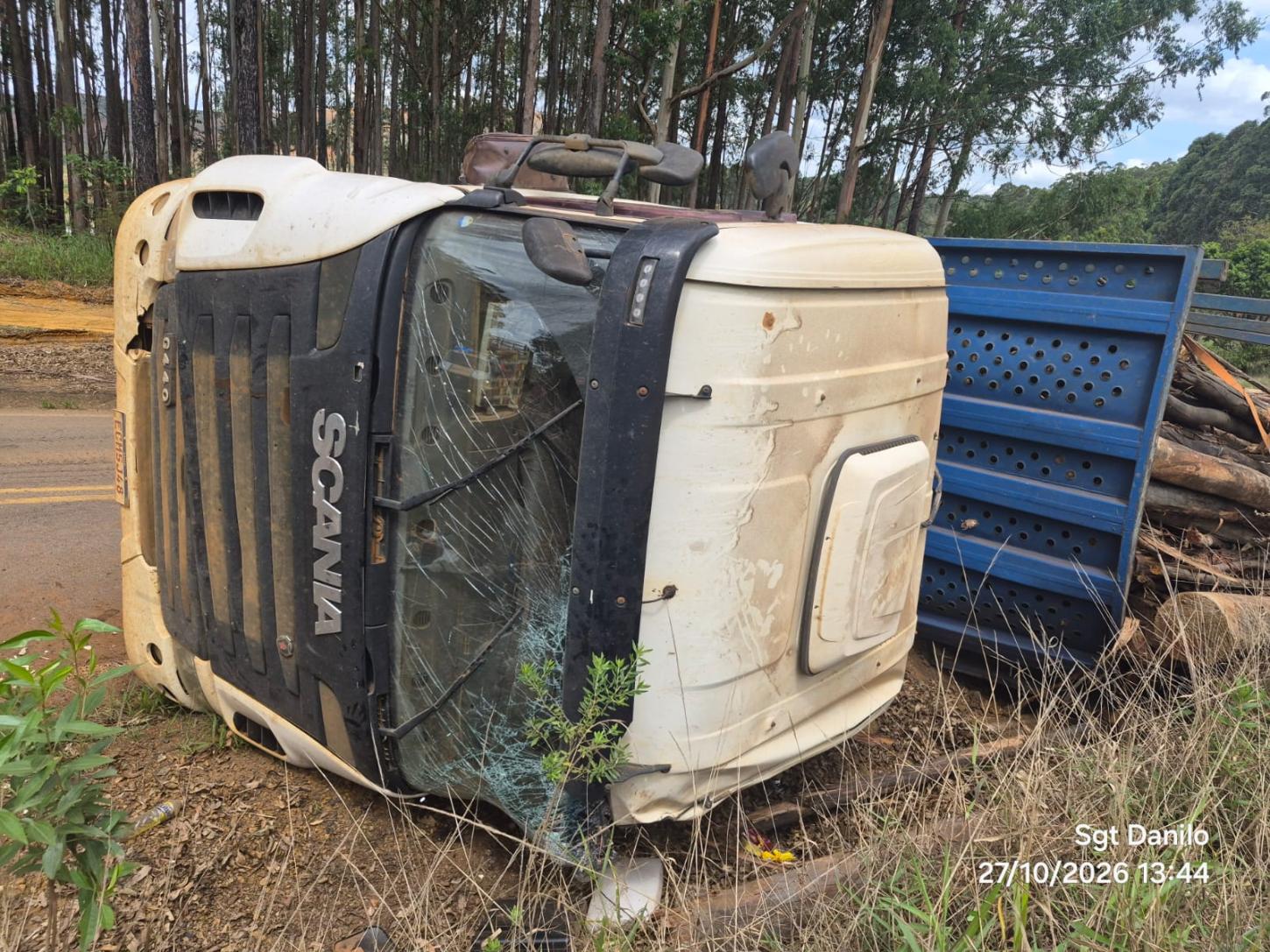 Tombamento de rodotrem carregado com madeira interdita MGC-146 por quase cinco horas em Tapira