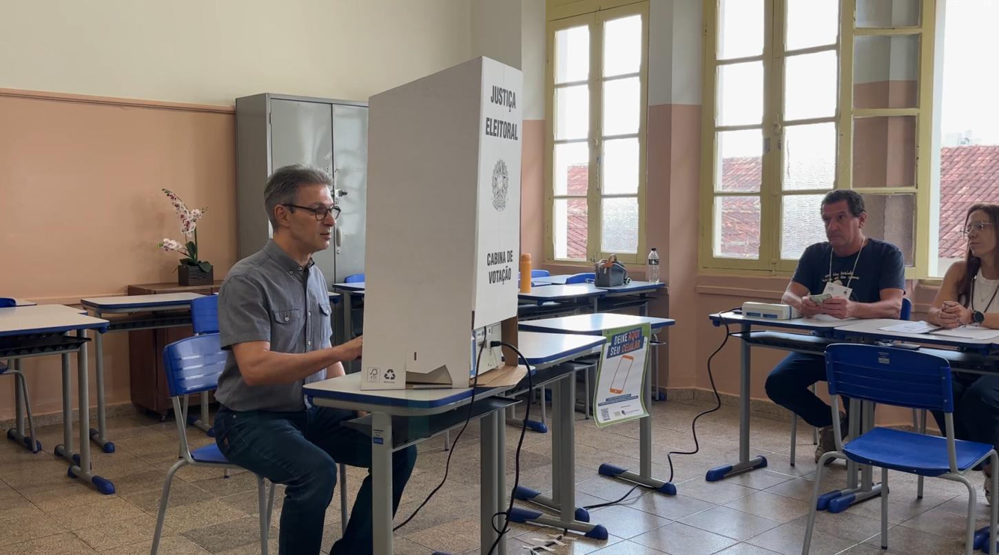 Zema vota em Araxá, defende medidas impopulares e diz pensar no futuro
