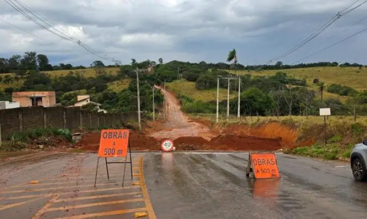Acesso ao Mourão Rachado é interditado para execução de pavimentação asfáltica