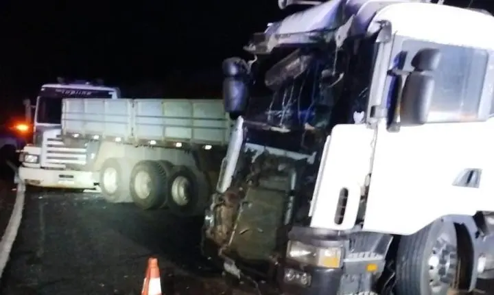 Acidente com quatro caminhões interdita BR-262 por mais de quatro horas 