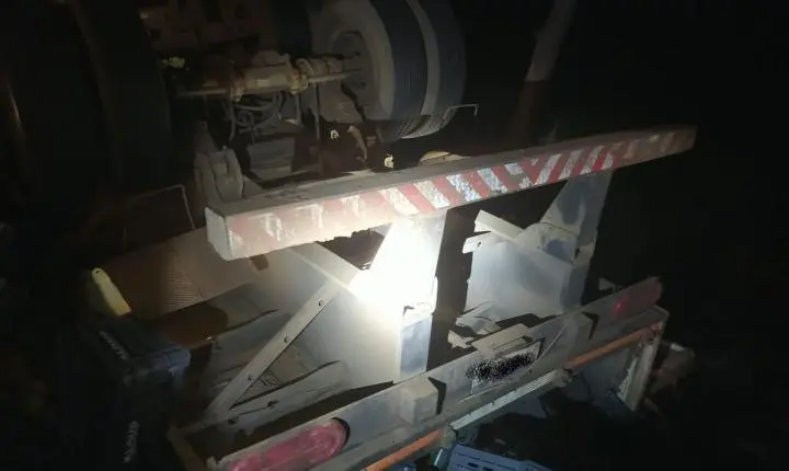 Adolescente fica ferido após carreta tombar na BR-262