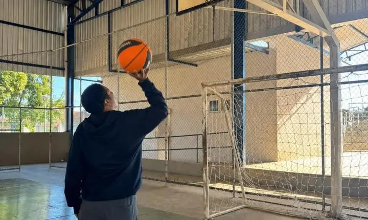 Araxá oferece aulas gratuitas de basquete para jovens com TEA