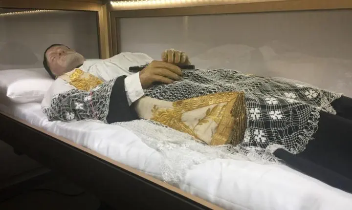 ARAXÁ RECEBE RELÍQUIA DIRETA DE SÃO VICENTE DE PAULO NO SANTUÁRIO SÃO DOMINGOS DE GUSMÃO