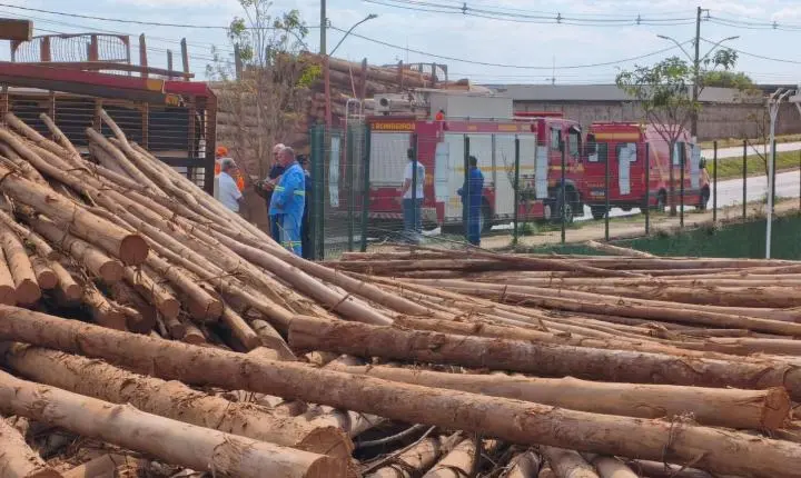 Bitrem capota e atinge estrutura de supermercado