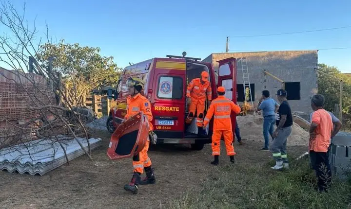 Bombeiros socorrem trabalhador vítima de choque elétrico em zona rural de Araxá