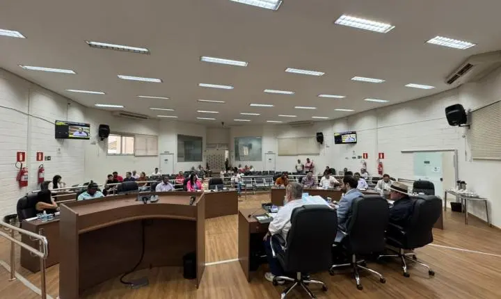 Câmara de Araxá celebra abertura da Semana da Pátria e aprova oito projetos
