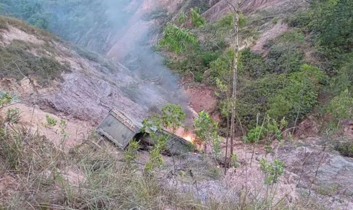 Caminhão carregado com calcário sai da pista e pega fogo na BR-262 