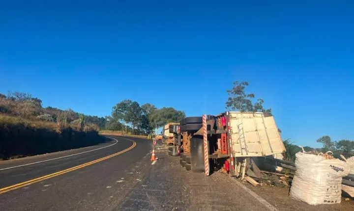 Caminhoneiro sofre ferimentos graves após carreta carregada com batatas tombar na MGC-452 