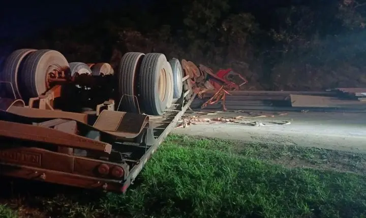 Capotamento de carreta com carga de ferro deixa motorista gravemente ferido na BR-262