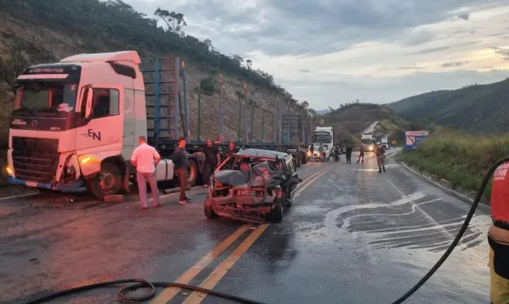 Carro aquaplana na chuva, invade contramão e bate de frente com tritrem na BR-146