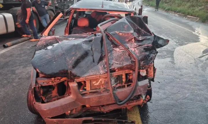 Carro aquaplana na chuva, invade contramão e bate de frente com tritrem na BR-146