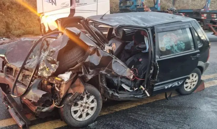 Carro aquaplana na chuva, invade contramão e bate de frente com tritrem na BR-146