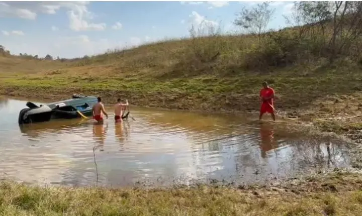 Carro cai em represa e idoso morre afogado