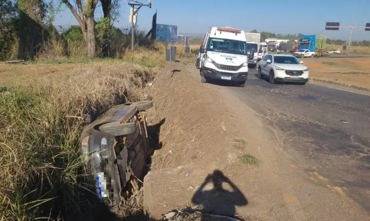 Carro cai em vala no trevo de Araxá e motorista fica ferido