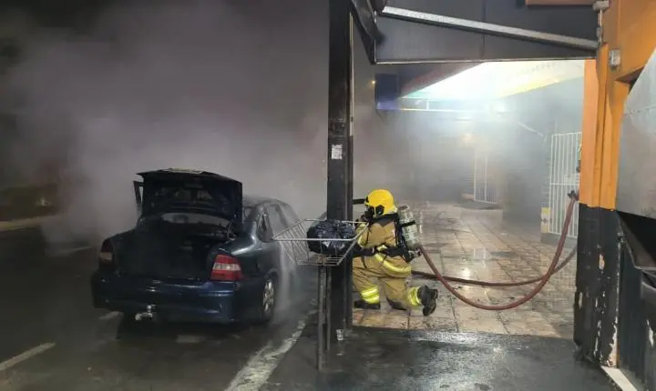 Carro pega fogo no bairro Urciano Lemos, em Araxá