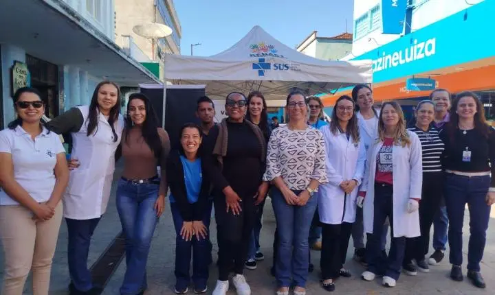 Cerest promove ação no Centro de Araxá para conscientizar trabalhadores sobre prevenção de acidentes e doenças ocupacionais