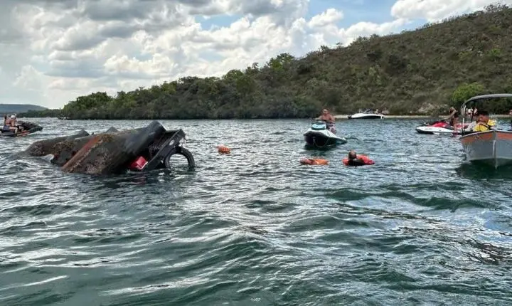 Chalana com 20 ocupantes afunda no Rio Grande