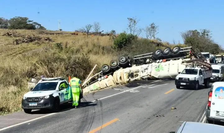 Colisão entre carro e bitrem com 48 mil litros de biodiesel interdita trecho da BR-262 