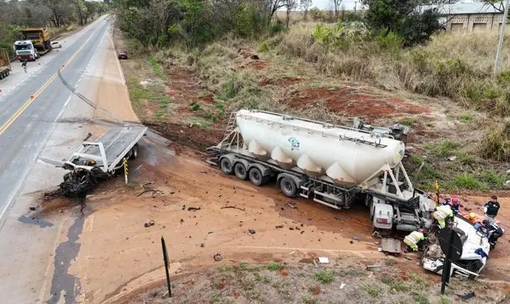 Colisão frontal entre dois caminhões deixa dois homens gravemente feridos na BR-262