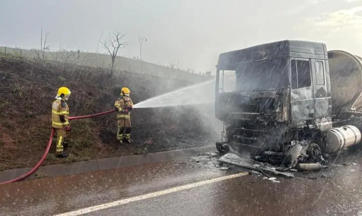 Corpo de Bombeiros combate incêndio em carreta-tanque na BR 262
