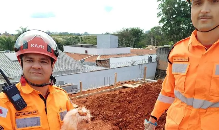 Corpo de Bombeiros Militar realiza resgate de cão em escavação de aproximadamente 6 metros em Araxá